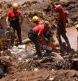 Equipe procura mortos ou sobreviventes na lama de Brumadinho  Foto: Adriano Machado / Reuters