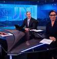 Jair Bolsonaro na bancada do JN, com Bonner e Renata: quinta maior mobilização no Twitter em 2018  Foto: João Cotta/TV Globo / Divulgação