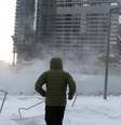 Homem se arrisca pelas ruas de Chicago com temperaturas abaixo de zero  Foto: Pinar Istek / Reuters