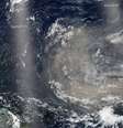 Imagens de satélite mostram com clareza a nuvem de poeira cruzando o Atlântico em direção ao continente americano  Foto: NASA / BBC News Brasil