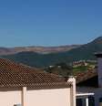 Congonhas com a barragem da CSN ao fundo; 'acordo assustada e tenho pesadelos' com a possibilidade de rompimento, diz moradora  Foto: BBC News Brasil