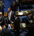  O senador Renan Calheiros (MDB-AL) discute com os senadores Tasso Jereissati (PSDB-CE), enquanto os senadores Humberto Costa (PT-PE) e Cid Gomes (PDT-CE) apartam a confusão, na sessão para eleição do próximo presidente do Senado Federal, em Brasília, nesta sexta- feira, 01,  Foto: Dida Sampaio / Estadão Conteúdo