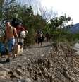 Venezuelanos atravessam fronteira da Venezuela com a Colômbia fugindo da crise no país  Foto: Carlos Garcia Rawlins / Reuters
