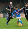Insigne conduz bola marcado por defensor da Sampdoria  Foto: Ciro De Luca / Reuters