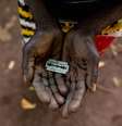 Mulher conhecida como 'talhadora' no Quênia mostra a lâmina que usa para mutilar diversas garotas  Foto: Getty Images / BBC News Brasil