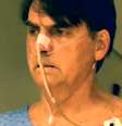 Jair Bolsonaro aparece caminhando no corredor do hospital com sonda no nariz em novo vídeo publicado pelo filho, o vereador Carlos Bolsonaro  Foto: Reprodução / Estadão Conteúdo