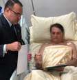 Presidente Jair Bolsonaro assina documentos no hospital Albert Einstein, em São Paulo 31/01/2019 Presidência/Divulgação via Reuters   Foto: Reuters