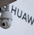 Câmera de segurança é vista perto de um logotipo da Huawei perto de um shopping na China. 29/01/2019. REUTERS/Jason Lee   Foto: Reuters
