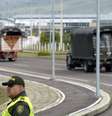 Com ponte bloqueada, vários caminhões com alimentos e medicamentos foram enviados para um centro de coleta em Cúcuta, Colômbia  Foto: AFP/Getty Images / BBC News Brasil