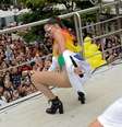Anitta rebola até o chão durante bloco de carnaval  Foto: AGNews / PurePeople