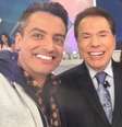 Léo Dias ao lado de Silvio Santos, é a segunda vez que apresentador se afasta da emissora para tratar de vício   Foto: Instagram  / Reprodução