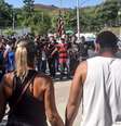 Familiares e amigos das vítimas fazem uma oração em frente ao Centro de Treinamento do Flamengo, em Vargem Grande, zona oeste do Rio de Janeiro, onde um incêndio deixou dez mortos na madrugada desta sexta-feira (08/02/2019)  Foto: ADRIANO FONTES/AM PRESS & IMAGES / Estadão