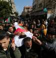 Corpo do adolescente palestino Hassan Shalabi, 14, morto durante protesto na fronteira entre Israel e Gaza, é carregado durante funeral na região central de Gaza.  Foto: Ibraheem Abu Mustafa  / Reuters