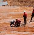 Equipes de resgate buscam vítimas de uma barragem de rejeitos em colapso de propriedade da mineradora brasileira Vale SA, em Brumadinho  Foto: Adriano Machado / Reuters