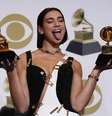 Dua Lipa e seus Grammy de Artista Revelação e pela música 'Electricity'  Foto: Mario Anzuoni / Reuters