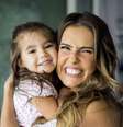 Filha de Deborah Secco, Maria Flor tem apenas 3 anos e já é sucesso nas redes sociais pela sua simpatia, fofura e desenvoltura diante das câmeras  Foto: Divulgação / PurePeople