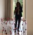 Kenny G e Kanye West em surpresa para Kim Kardashian no Valentine's Day.  Foto: Instagram / @kimkardashian / Estadão Conteúdo