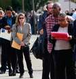 Pessoas aguardam em feira de empregos em Uniondale, nos Estados Unidos
07/10/2014
REUTERS/Shannon Stapleton  Foto: Reuters