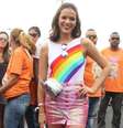 Bruna Marquezine usou um body cavado com estampa de arco-íris com uma saia rosa transparente no Bloco da Favorita de 2017, que rolou no dia 24 de fevereiro de 2017  Foto: AGNews / PurePeople