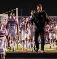 O técnico André Jardine, do São Paulo, deixa o campo ao lado dos seus jogadores após o empate com o Talleres, da Argentina, e a eliminação na fase preliminar da Copa Libertadores 2019  Foto: DANIEL TEIXEIRA / Estadão Conteúdo
