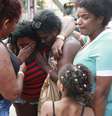 "Moço, até quando isso vai continuar?", pergunta Katia Cilene, amparada por amigas  Foto: Fernando Frazão / Agência Brasil