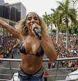 Anitta, com o ousado biquíni de fita isolante, no 'Bloco das Poderosas' de 2018  Foto: Instagram/@anittando / Estadão Conteúdo