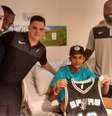 Antes de receber alta, Francisco Dyogo recebeu a visita dos jogadores do Austin Spurs, time de basquete dos Estados Unidos  Foto: Flamengo/Twitter / Estadão Conteúdo