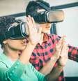 Pessoas testam óculos de realidade virtual (imagem ilustrativa)  Foto: ViewApart / iStock