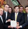 Entre outros membros do Executivo e do Legislativo, o presidente Jair Bolsonaro, o presidente da Câmara, Rodrigo Maia, e o ministro da Economia, Paulo Guedes, mostram primeiro documento com proposta da reforma  Foto: MARCOS CORREA/AFP / BBC News Brasil