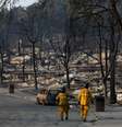 Bombeiros andam por região destruída por incêndio em Santa Rosa, na Califórnia   Foto: Stephen Lam / Reuters