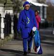 Manifestante pró-Brexit passa perto do Parlamento, em Westminster 20/2/2019 REUTERS/Henry Nicholls  Foto: Reuters