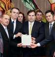 Presidente Jair Bolsonaro com ministros e os presidentes da Câmara e do Senado para entrega da proposta do governo para reforma da Previdência
20/02/2019
Marcos Correa/Presidência da República/Divulgação via REUTERS
  Foto: Marcos Correa/Presidência da República/Divulgação / Reuters