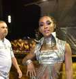 No ensaio de carnaval da escola de samba Vai-Vai, em São Paulo, Érika Januza apostou no look metalizado  Foto: AGNews, Leo Franco / PurePeople