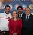 Salvini com Giorgia Meloni e Silvio Berlusconi, seus aliados na direita, e o candidato Christian Solinas (ao fundo)  Foto: ANSA / Ansa - Brasil