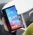 Protótipo do celular da Oppo dobrado   Foto: Oppo / Divulgação / Estadão Conteúdo