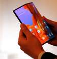 Membro da equipe da Huawei mostra o novo dispositivo Huawei Mate X antes do Mobile World Congress em Barcelona  Foto: Sergio Perez / Reuters