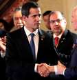 Autoproclamado presidente interino da Venezuela, Juan Guaidó, cumprimenta vice-presidente dos EUA, Mike Pence, em Bogotá
25/02/2019
REUTERS/Luisa Gonzalez  Foto: Reuters