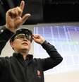 Funcionário usando os óculos HoloLens da Microsoft   Foto: Yoshio Tsunoda/AFLO/Reuters