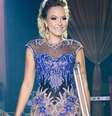 A miss Karoline Melo ao surgir usando muleta na passarela do desfile de Edson Eddel  Foto: Divulgação
