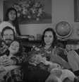 Em Roma, a família tradicional assiste à TV: a Academia prefere que as pessoas saiam de casa para ir ao cinema  Foto: Divulgação