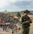 Manifestantes pró-Maduro fazem ato na fronteira entre Brasil e Venezuela, na região de Pacaraima, em Roraima, para hastear a nova bandeira venezuelana no mastro na divisa dos dois países  Foto: Daniel Teixeira / Estadão