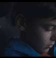 Cena do vídeo da campanha 'Boys Don't Cry', em que menino fica constrangido diante da valentia e masculinidade tóxica do pai.  Foto: Reprodução de cena de 'Boys Don't Cry' (2018)/ White Ribbon PSA / Estadão