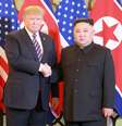 Líder da Coreia do Norte, Kim Jong Un, e presidente dos EUA, Donald Trump se cumprimentam durante cúpula em Hanói
27/02/2019
KCNA via REUTERS  Foto: Reuters