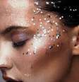 Carnaval: saiba tirar o glitter sem usar fita adesiva!  Foto: Shutterstock / PurePeople