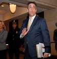 Michael Cohen, ex-advogado do presidente dos Estados Unidos, Donald Trump, fala a repórteres após testemunhar à comissão do Congresso. 28//2/2019. REUTERS/Jim Young   Foto: Reuters