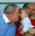 O ex-presidente Lula brinca com seu neto Arthur, durante a cerimônia de inauguração da UPA (Unidade de Pronto Atendimento) Alves Dias / Assunção em São Bernardo do Campo, em 2012  Foto: Hélvio Romero / Estadão