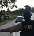 Agente da PRF fiscaliza a BR-040/GO  Foto: Marcello Casal Jr / Agência Brasil