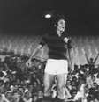 O jogador Zico, do Flamengo, comemora após marcar gol contra o Olaria, pelo Campeonato Carioca (Taça Guanabara), no estádio do Maracanã, em 1976  Foto: Estadão