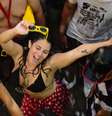Foliã se divertindo em Carnaval com chuva na cidade de São Paulo  Foto: Futura Press