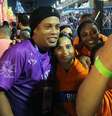 Simpático, Ronaldinho Gaúcho tirou fotos com fãs.  Foto: Wallace Barbosa / AgNews
